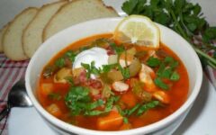 Солянка с копченой колбасой