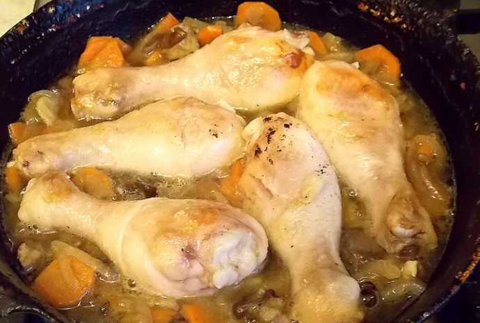 Приготовление куриных голеней с грибами. Обжарка и тушение на сковороде Приготовление куриных голеней с грибами. Обжарка и тушение на сковороде