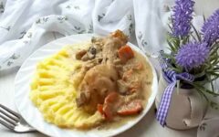 Куриные голени в соусе с грибами