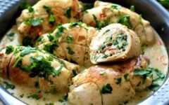 Куриные рулетики с грибами и сыром в сливочном соусе