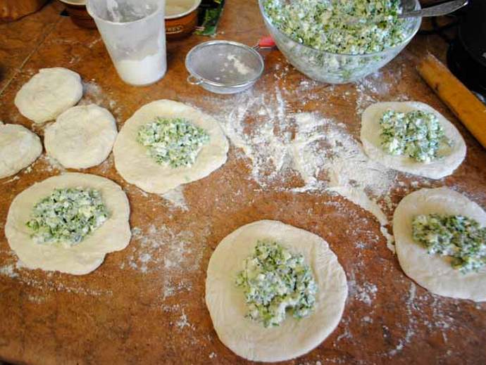 Приготовление пирожков с луком и яйцом