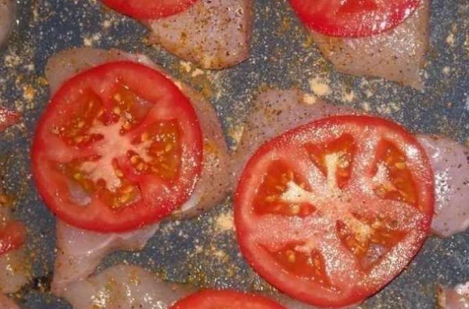 Приготовление куриного филе с помидорами и сыром