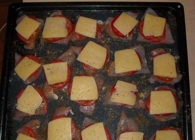 Запекание куриного филе с помидорами и сыром в духовке