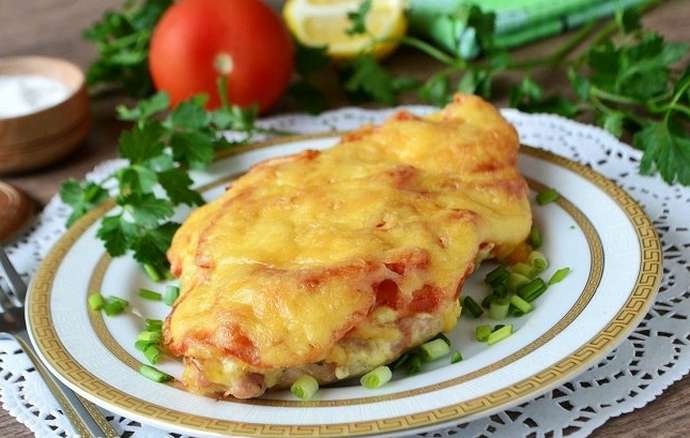Куриное филе с помидорами и сыром