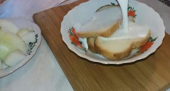 заливаем батон молоком