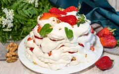 ТОРТ ИЗ ЗЕФИРА С КЛУБНИКОЙ БЕЗ ВЫПЕЧКИ