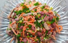 Очень вкусный салат с куриными сердечками