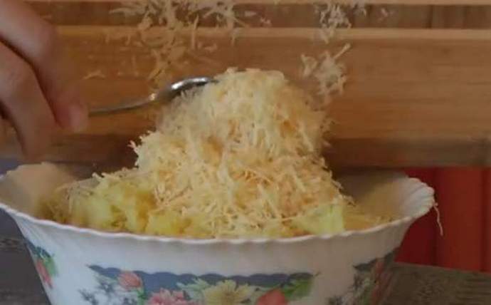 Добавляем сыр в картофельное пюре