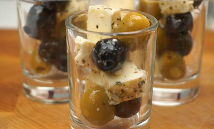 закуска с оливками и сыром в стаканчиках