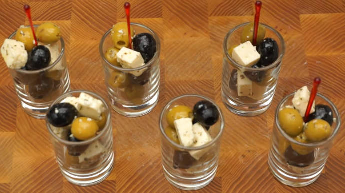 закуска с оливками и сыром в стаканчиках