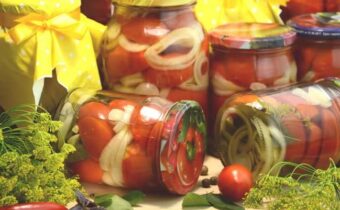 Маринованные помидоры с болгарским перцем и луком на зиму