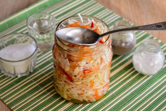 заливаем капусту маринадом